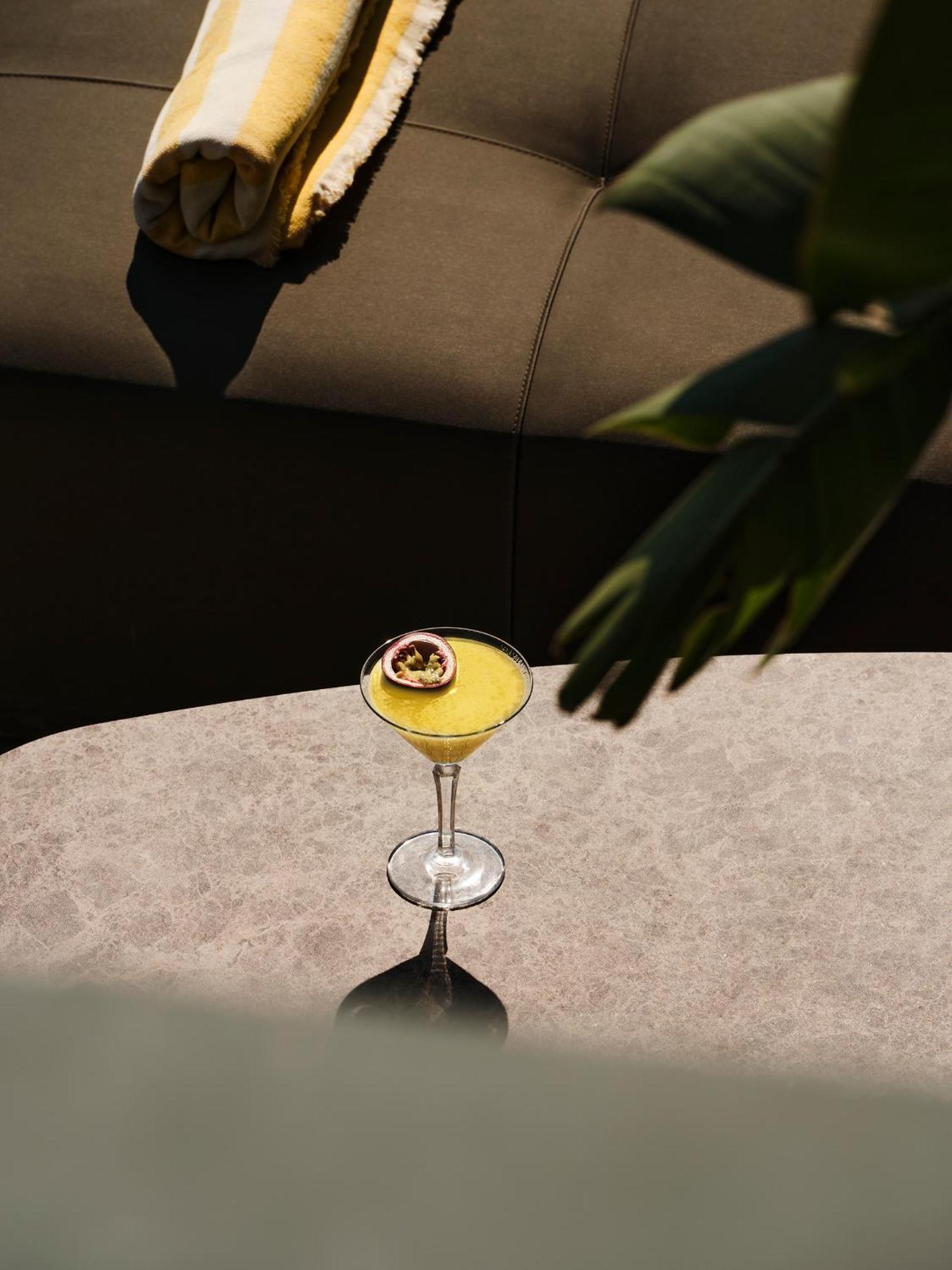 Radisson Blu Park Hotel Athens Luaran gambar A lemon drop martini